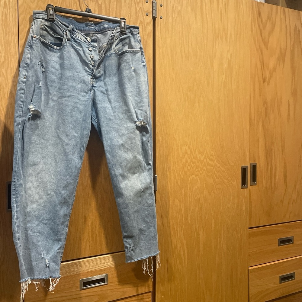 light washed high rise, old navy straight leg jeans in size 14 petite.